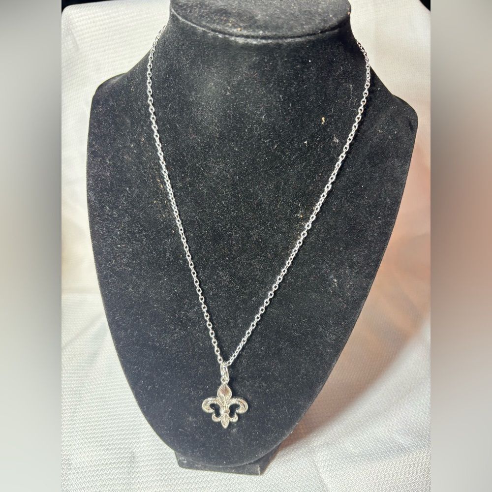 Fleur de Lis Pendant & 16” Silvertone Stainless Steel Necklace NWOT